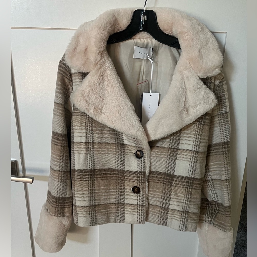 NWT Lush Faux Fur Trim Plaid Jacket. Size Small